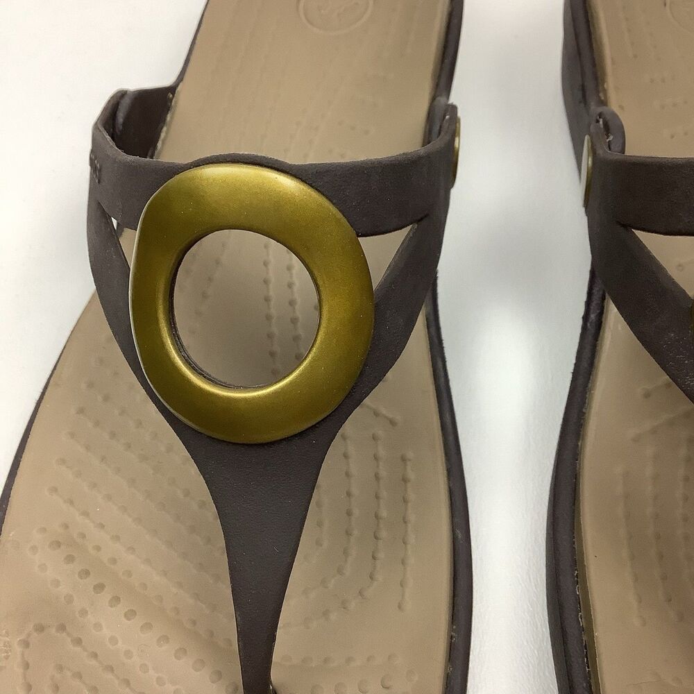 Crocs Sanrah Brown Gold Circle Accent Flip Flop Thong Sandals Women 9 Low Wedge - Picture 11 of 14
